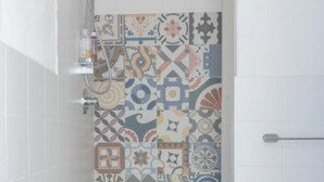 A bathroom with a shower area and a tiled wall with a geometric pattern. - Charming 3-bedroom house with AC, WiFi in amazing Hollywood (Hollywood)