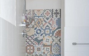 Sèche-cheveux, serviettes fournies, savon, papier toilette