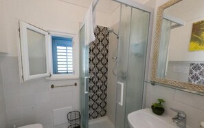 Haartrockner, Handtücher, Seife, Toilettenpapier