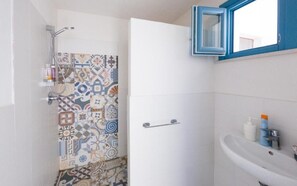 Secador de cabelo, toalhas de banho, sabonete, papel higiênico