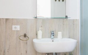 Sèche-cheveux, serviettes fournies, savon, papier toilette