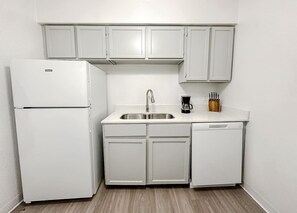 Een koelkast, een oven, een kookplaat, een vaatwasser