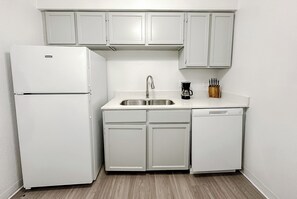 Réfrigérateur, four, plaque de cuisson, lave-vaisselle