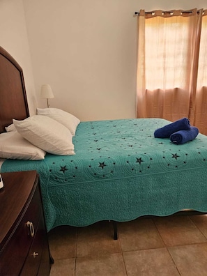 2 chambres, fer et planche à repasser, Wi-Fi, draps fournis