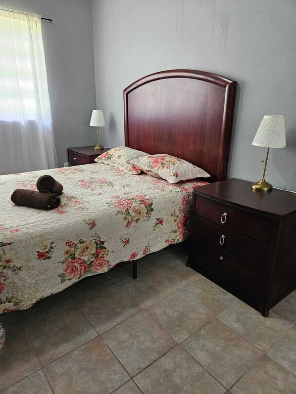 2 chambres, fer et planche à repasser, Wi-Fi, draps fournis