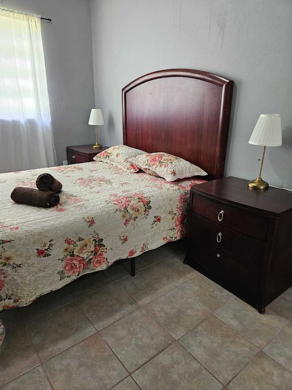 2 chambres, fer et planche à repasser, Wi-Fi, draps fournis