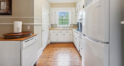 Charming farmhouse with AC in Wayzata