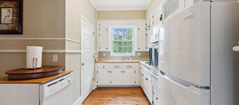 Charming farmhouse with AC in Wayzata