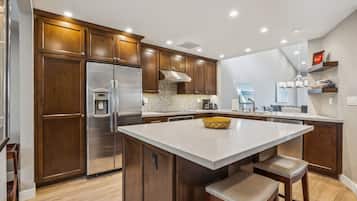 Een koelkast, een magnetron, een oven, een kookplaat