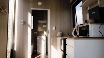 Een koelkast, een magnetron, een kookplaat