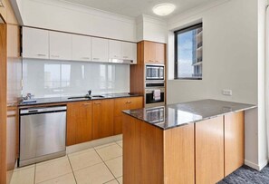 Køleskab, mikrobølgeovn, ovn, kogeplade