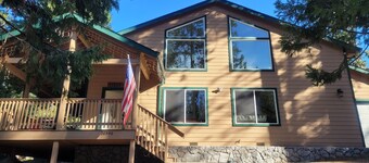 Spacious Mountain Retreat with Stunning Forest Views!              Kid-friendly!