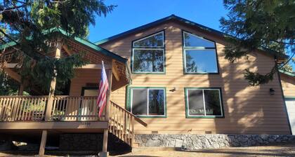Spacious Mountain Retreat with Stunning Forest Views! Kid-friendly!