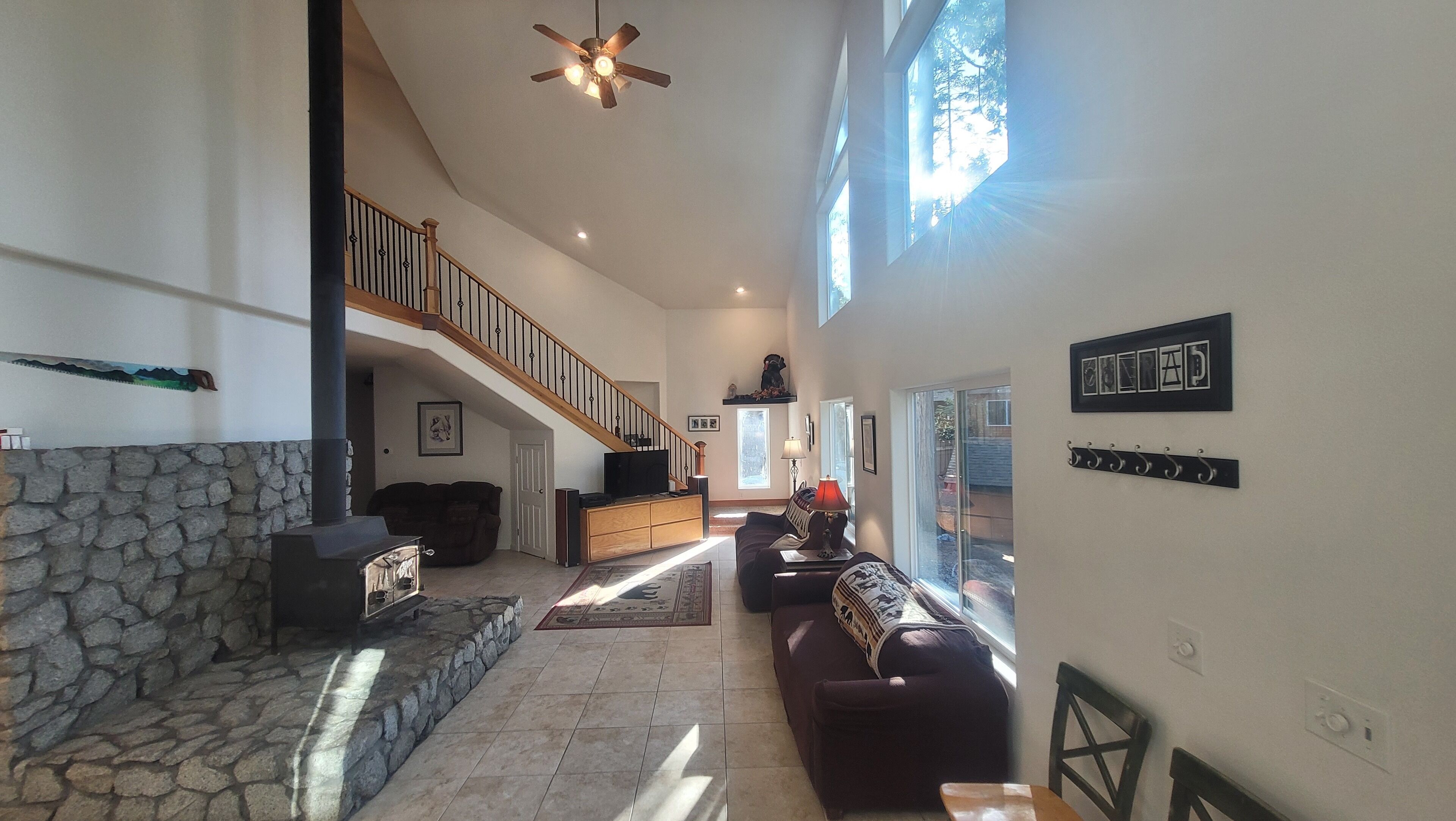 TV connectée, lecteur de DVD, livres, vidéothèque