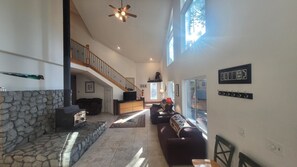 Älytelevisio, DVD-soitin, kirjoja, videokirjasto