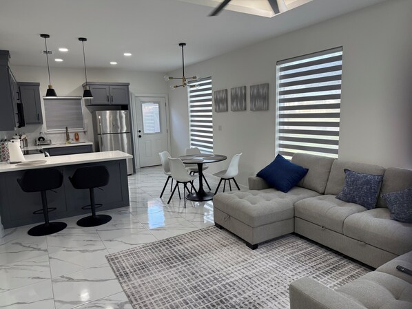 Smart TV - Brand New, Spacious & Stylish – Your Perfect Getaway Awaits! (Mission)