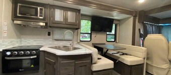 Spacious RV in Brilliant Broken Bow with AC, WiFi, near Day Spa and Winery!