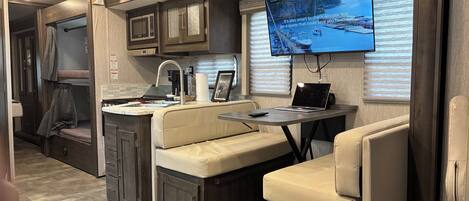 2 عدّة غرف نوم وواي فاي مجانًا وملاءات أسرّة