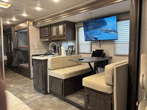 Spacious RV in Brilliant Broken Bow with AC, WiFi, near Day Spa and Winery!