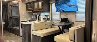 Spacious RV in Brilliant Broken Bow with AC, WiFi, near Day Spa and Winery!