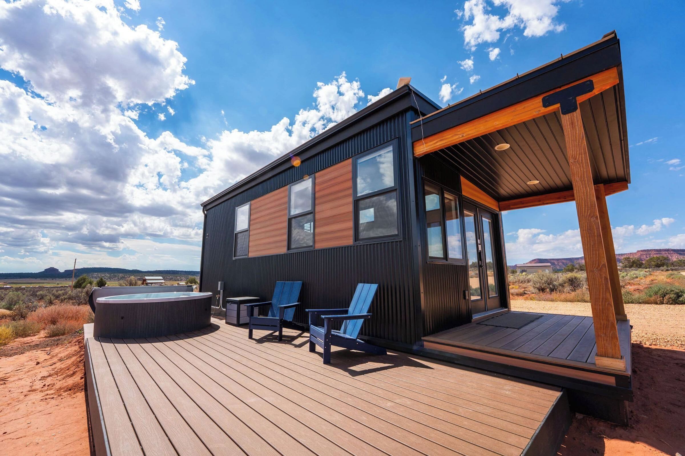 Un bâtiment moderne doté d’une terrasse, d’un espace salon extérieur et d’un jacuzzi.