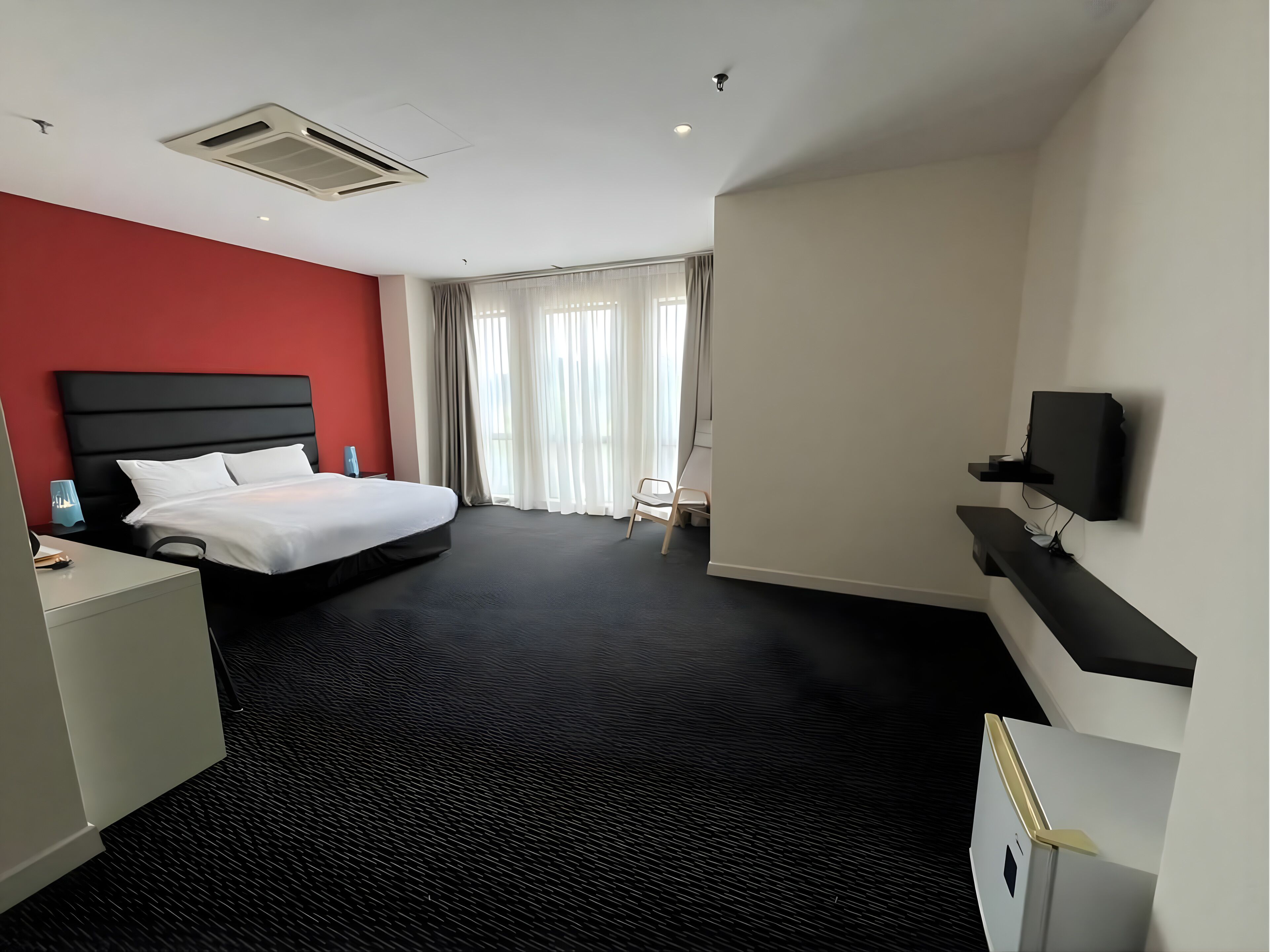 Deluxe Room, 1 Queen Bed | Desk, iron/ironing board, free WiFi