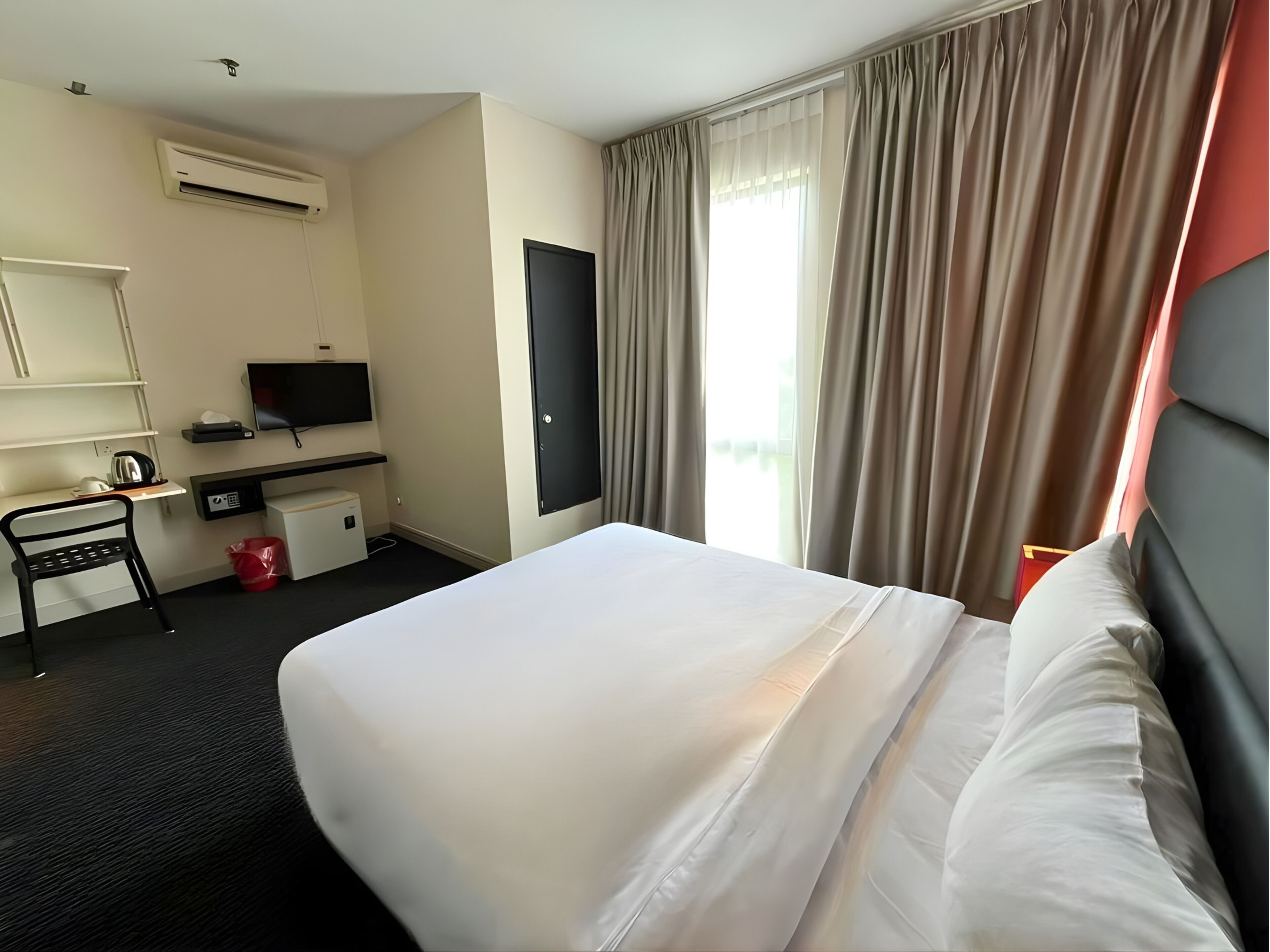 Standard Room, 1 Queen Bed | Desk, iron/ironing board, free WiFi