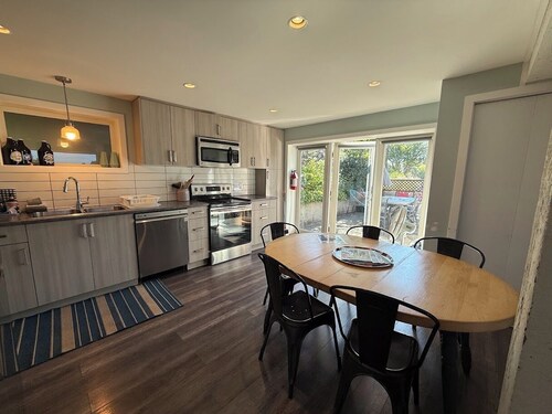 Spacious Family Apartment w/ off-leash dog park & playground across the street!