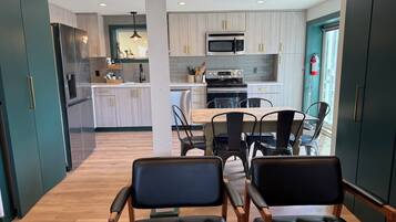 Refrigerador, microondas, horno, placa de cocina