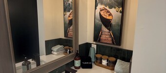 Spacious Family Apartment w/ off-leash dog park & playground across the street!