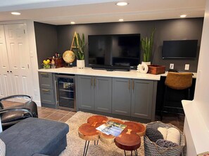 Smart TV, fireplace, table tennis, books - Family Oasis w/Resort Facilities - swim pond, hot tub, deck, dock, ping-pong. (Saanich)