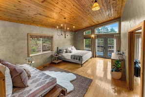 4 bedrooms, iron/ironing board, travel crib, free WiFi - Bailey Treetop Retreat: Spacious, Hot Tub, Pool Table, Yoga, Family, Views (Bailey)