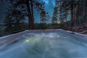 Outdoor spa tub - Bailey Treetop Retreat: Spacious, Hot Tub, Pool Table, Yoga, Family, Views (Bailey)