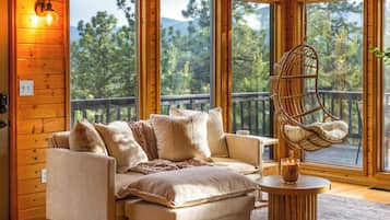 Smart-tv, een open haard, boeken en een stereo