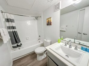 Haartrockner, Handtücher, Seife, Shampoo