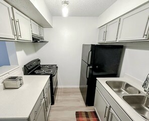 Fridge, oven, stovetop, dishwasher