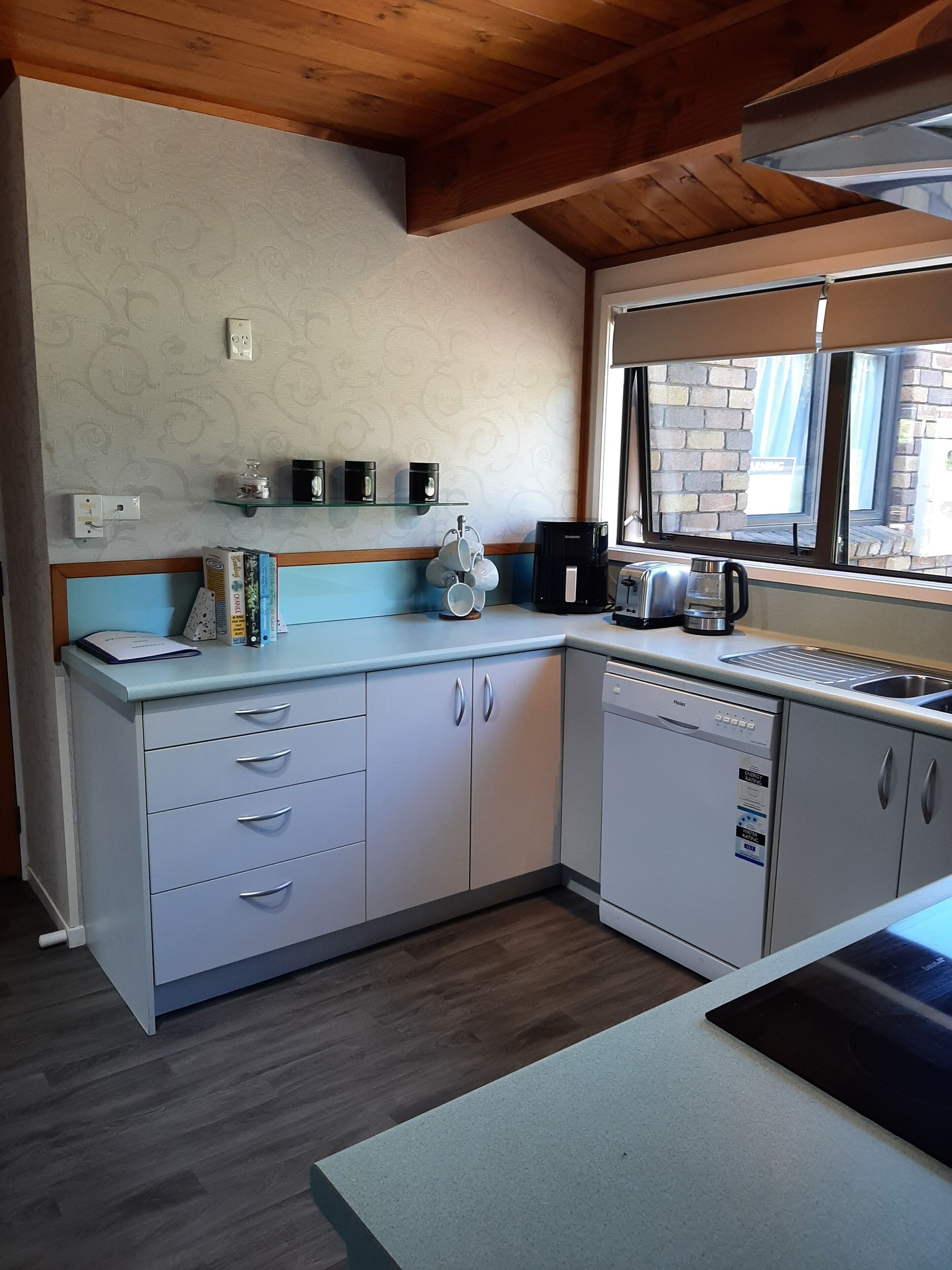 Een koelkast, een magnetron, een oven, een vaatwasser