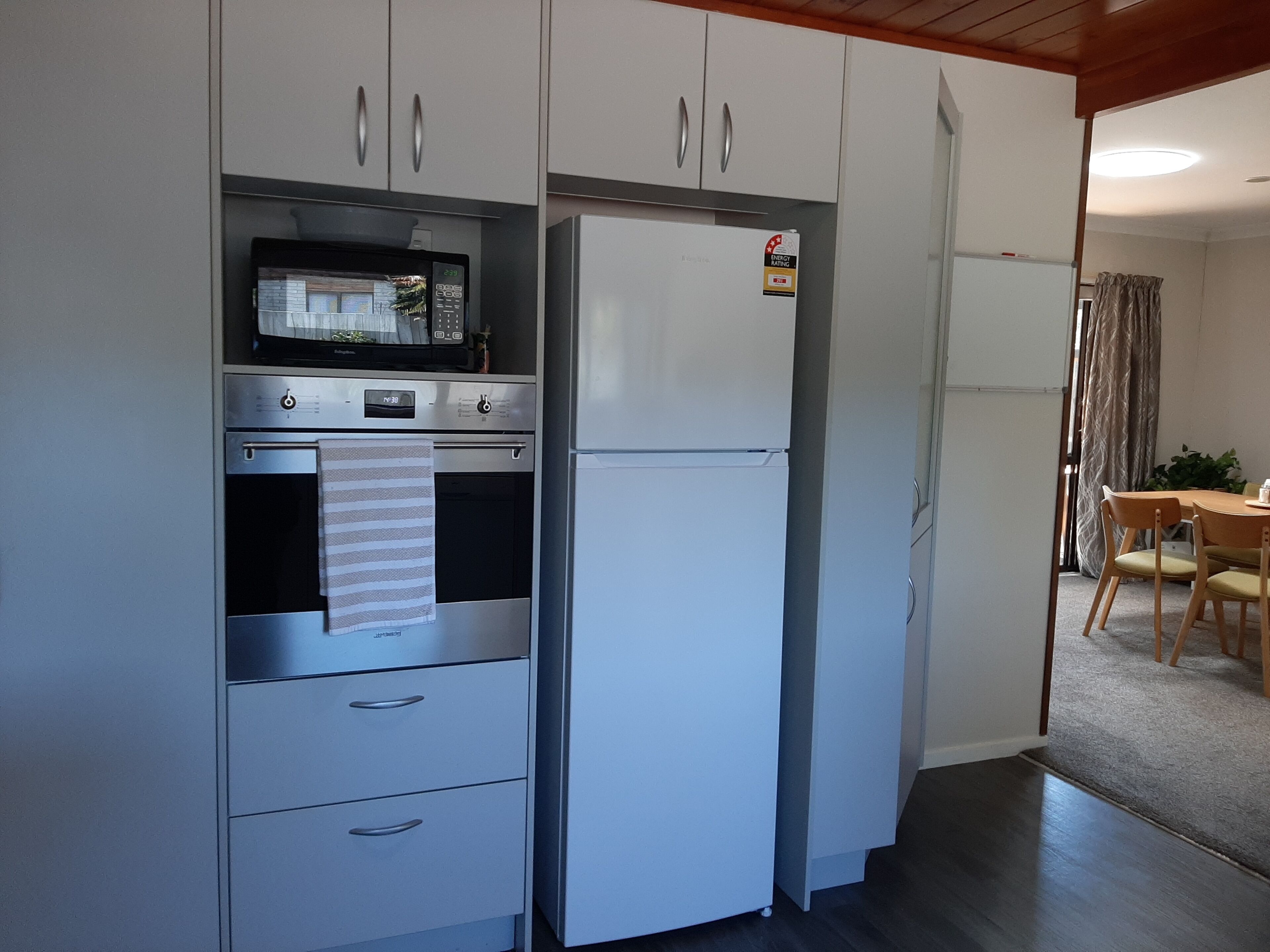 Een koelkast, een magnetron, een oven, een vaatwasser