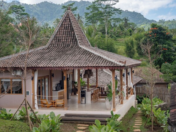 Vila luxo, sacada, vista para o jardim | Fachada