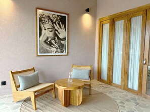 Family Suite, Balcony, Garden View | Living area