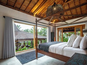 Vila executiva, sacada, vista para o jardim | Cofres nos quartos, Wi-Fi de cortesia