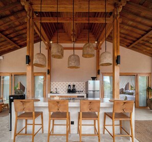 Vila luxo, sacada, vista para o jardim | Cozinha privada