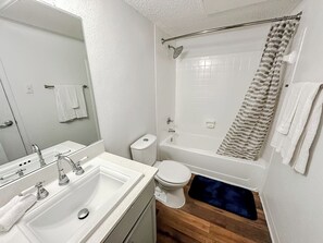 Asciugacapelli, asciugamani, sapone, shampoo