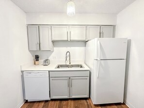 Fridge, oven, stovetop, dishwasher - Sleepover | Delightful 1BA/1BA + Gym - Austin TX (Austin)