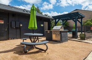 Outdoor dining - Sleepover | Delightful 1BA/1BA + Gym - Austin TX (Austin)