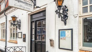 A building with a sign reading "Diagonalkroen Overnating Lindberg Dining". - 4 Person Holiday Park Home in Give (Give)