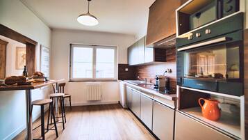 Kjøleskap, mikrobølgeovn, ovn og kokeplater