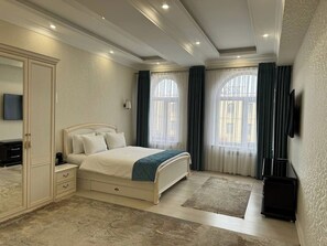 Habitación doble Deluxe, lanai, vista a la ciudad | Caja de seguridad en la habitación, cortinas blackout y insonorización 