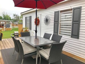Outdoor dining - Beautiful cottage in Niagara on the Lake (Vine Ridge Resort)  (Niagara on the Lake)
