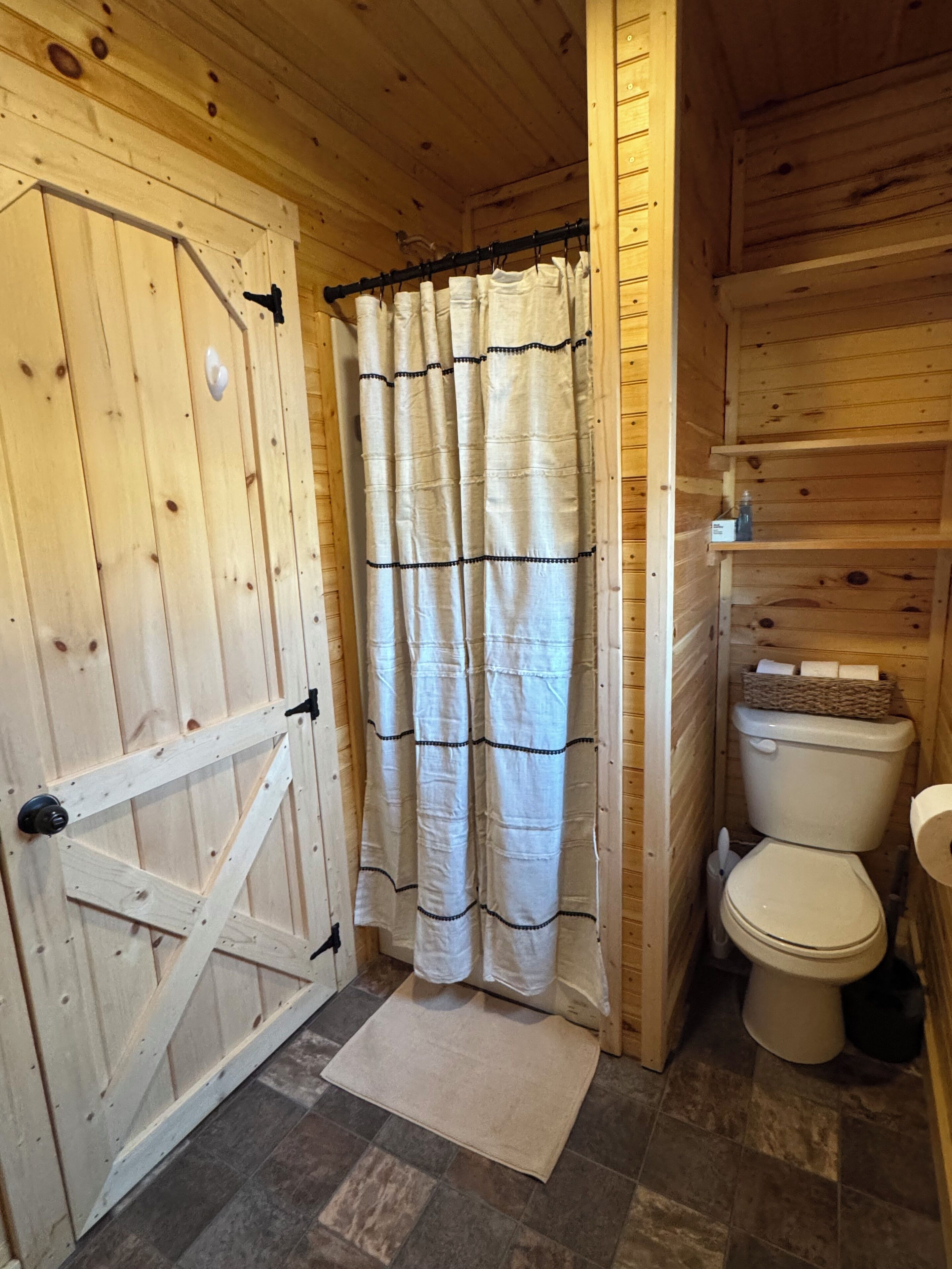 Een douche, een haardroger, handdoeken, zeep